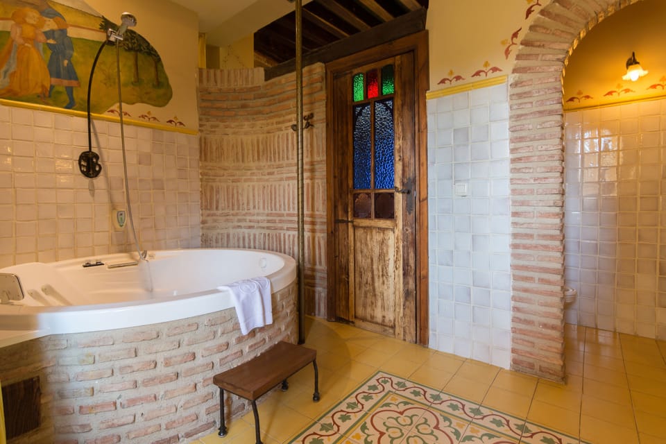 Themed Double Room with Jetted Tub	 | Bathroom | Free toiletries, hair dryer, bidet, towels
