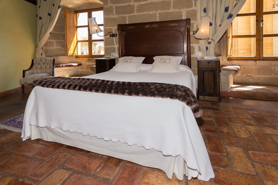 Special Double Room with Jetted Tub | In-room safe, desk, blackout drapes, cribs/infant beds