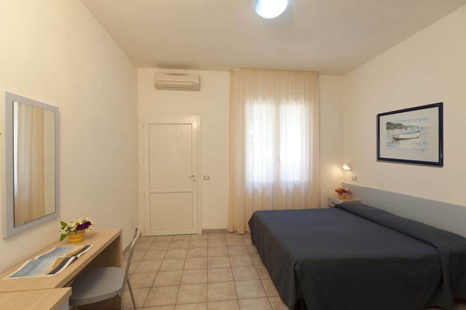 In-room safe, desk, soundproofing, cribs (surcharge)