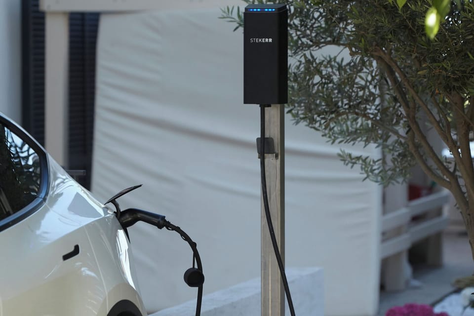 Electric vehicle charging station
