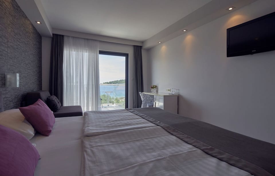Junior Suite Front sea view (2+2) | Minibar, in-room safe, desk, laptop workspace