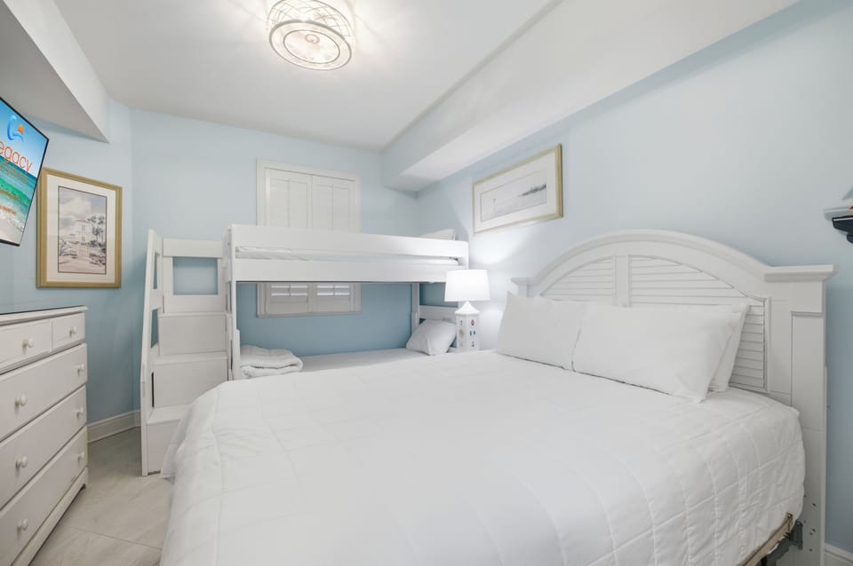 Azure #307 Bedroom #3 - Queen Bed + Twin / Twin Bunk