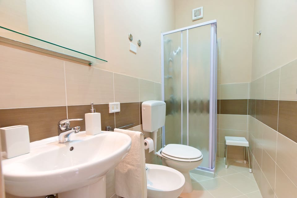 Double Room, Private Bathroom | Bathroom | Shower, free toiletries, hair dryer, bidet