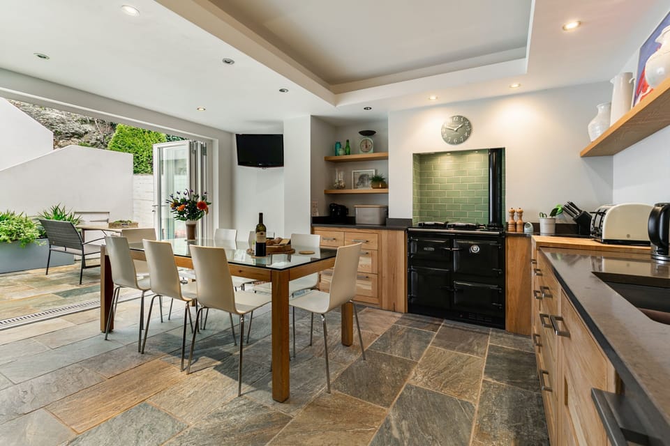 The kitchen and dining area leading to outside - La Folie