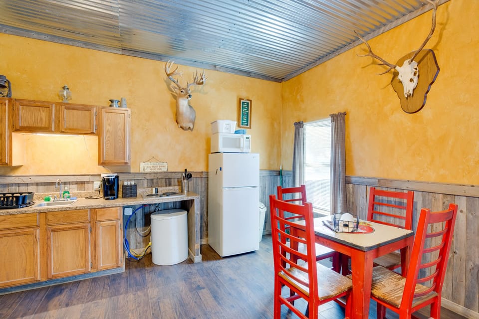 Dining Area | Dishware & Flatware Provided