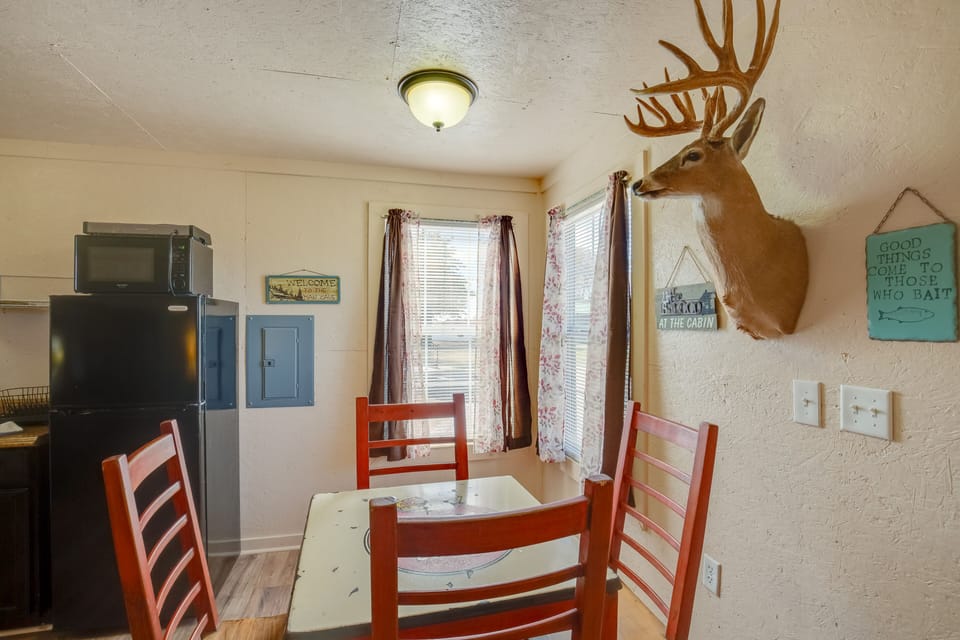 Dining Area | Dishware/Flatware Provided
