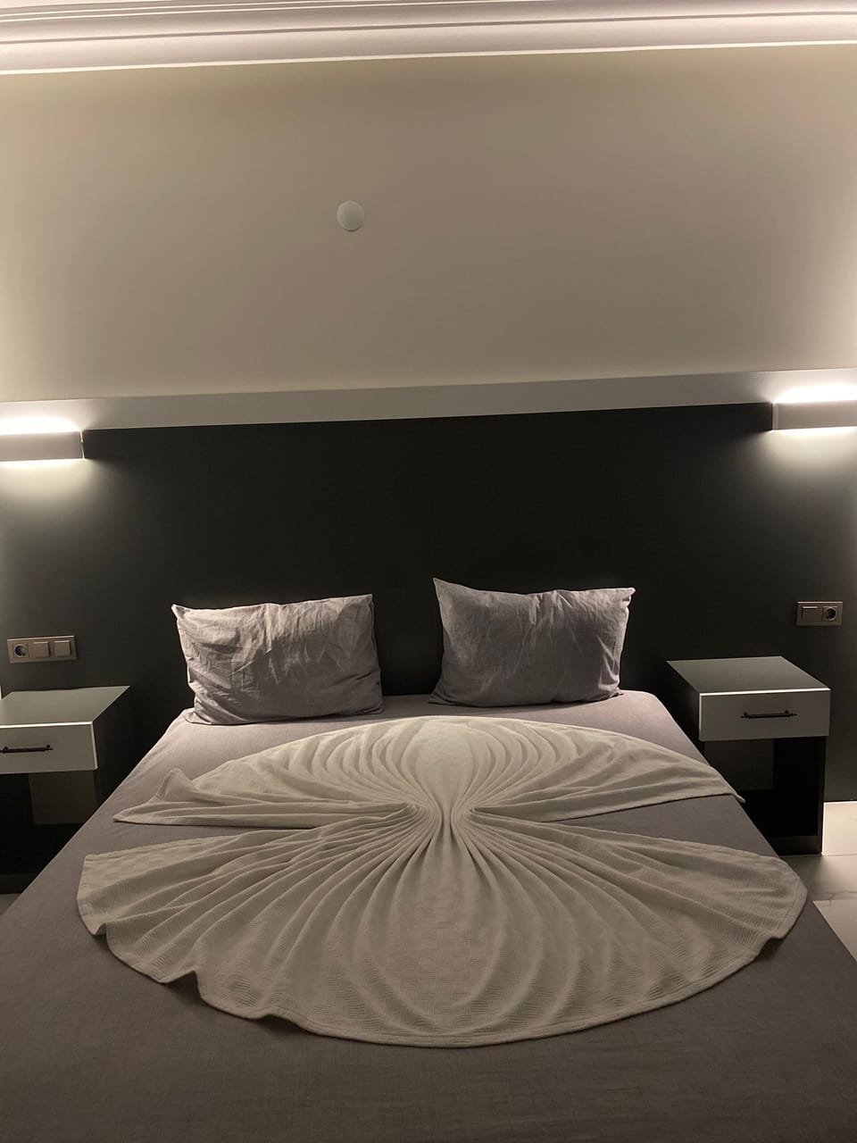Premium bedding, minibar, in-room safe, WiFi (free)