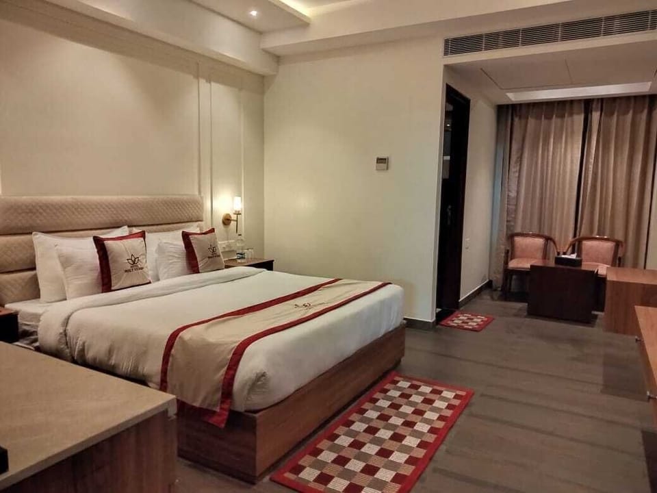 Deluxe Room | Bathroom | Shower, rainfall showerhead, designer toiletries, hair dryer