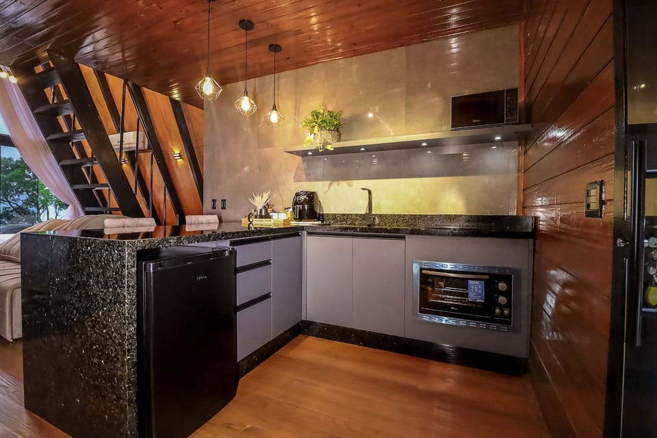 Deluxe Cabin, 1 Queen Bed, Non Smoking, Jetted Tub | Private kitchen | Microwave, oven, toaster, toaster oven