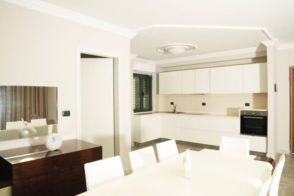 Fully-equipped kitchen and dining area (Ground floor)