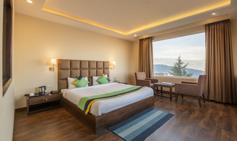 Deluxe Double Room, Non Smoking | In-room safe, desk, soundproofing, bed sheets