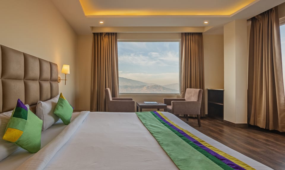 Deluxe Double Room, Non Smoking | In-room safe, desk, soundproofing, bed sheets