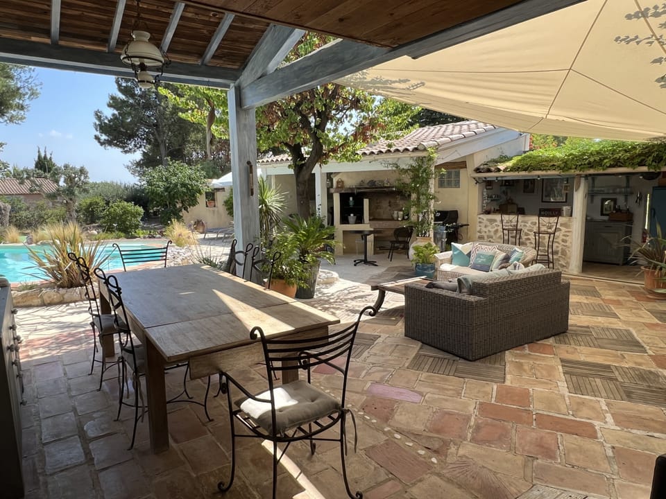 Terrace with dining area and bar