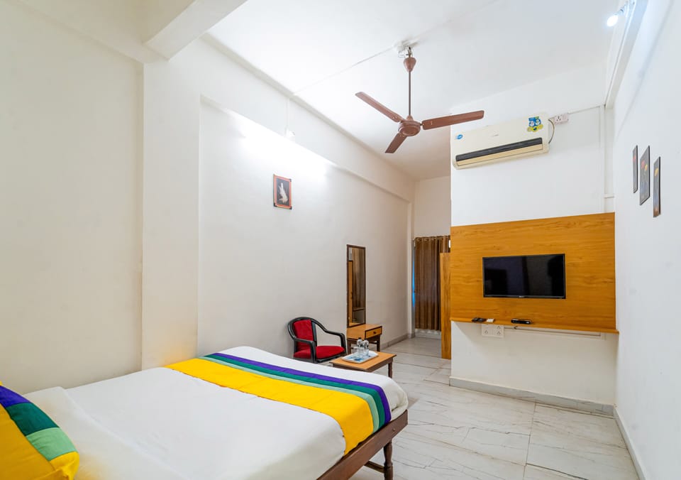 Standard Room | In-room safe, desk, iron/ironing board