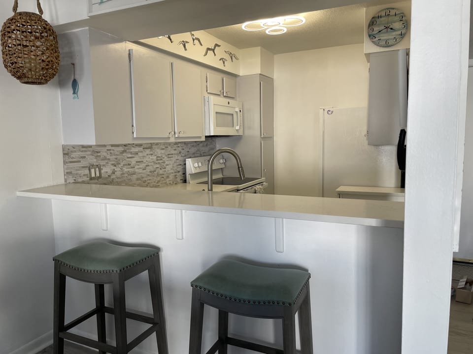 Counter bar in kitchen