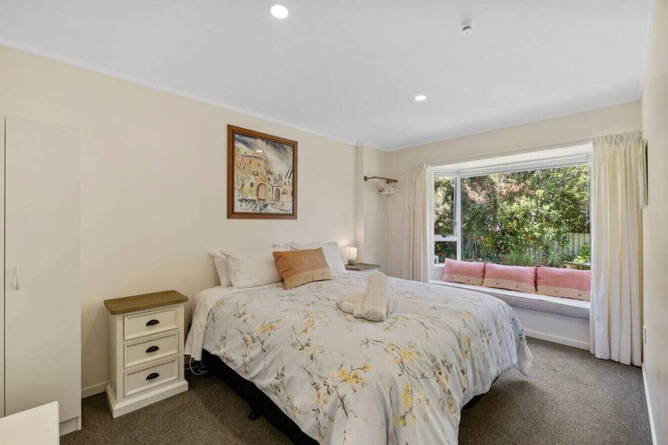 Bedroom 1 - King bed