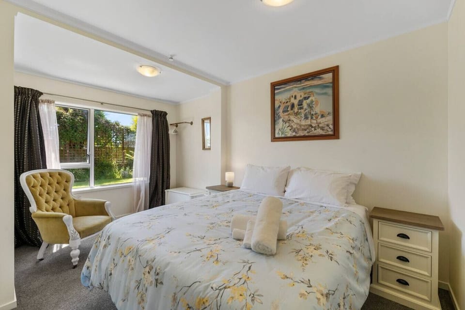 Bedroom 2 - Queen bed