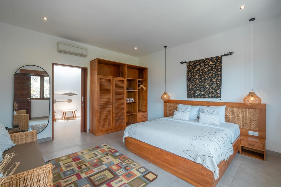 4 bedrooms, in-room safe, desk, iron/ironing board (on request)