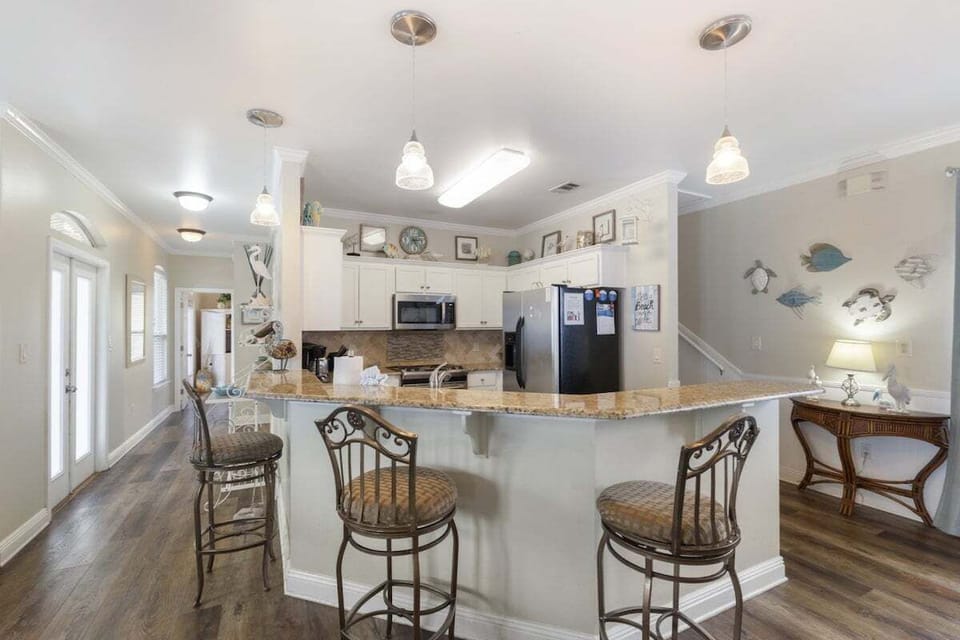 Kitchen bar with additonal seating for three
