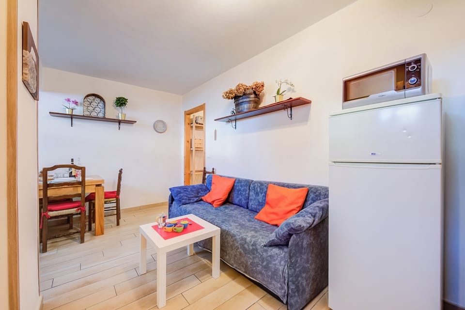 Standard Apartment, Multiple Bedrooms (La Tana Dell'Ermellino 3 Ski In Ski) | Living area | 21-inch Smart TV with cable channels