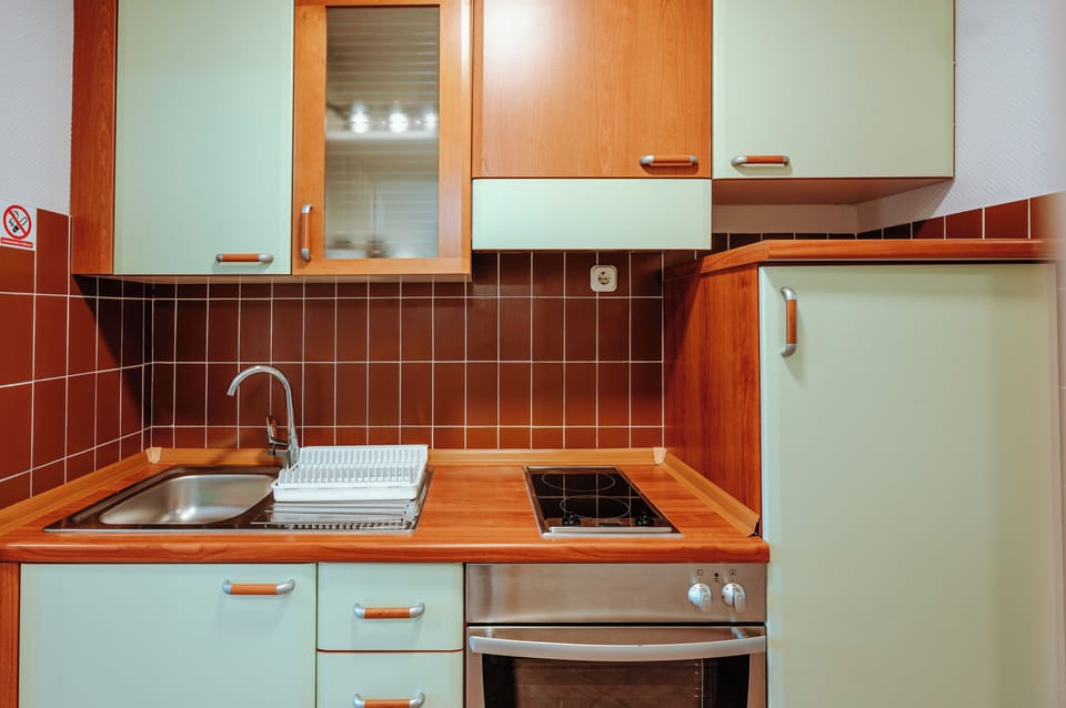 Fridge, oven, stovetop, coffee/tea maker