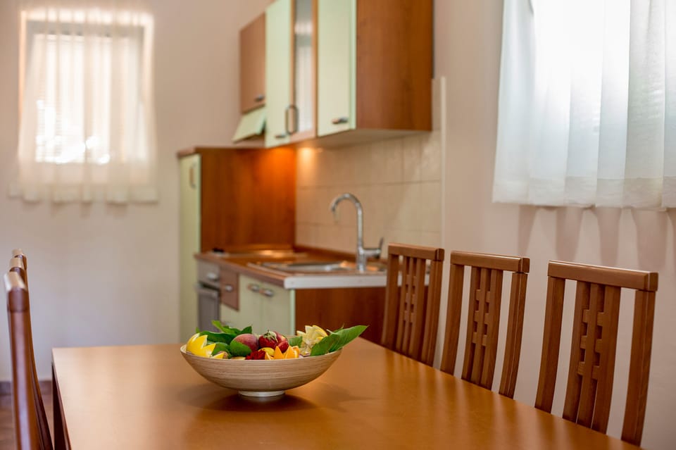 Fridge, oven, stovetop, coffee/tea maker