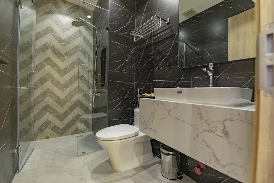 Deluxe Double Room | Bathroom | Shower, rainfall showerhead, hair dryer, slippers