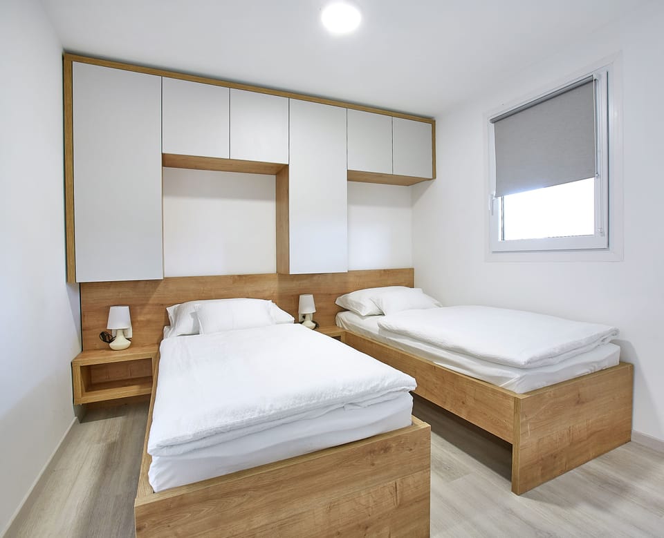 Exclusive Mobile Home, 2 Bedrooms | Hypo-allergenic bedding available, soundproofing, cribs (free)