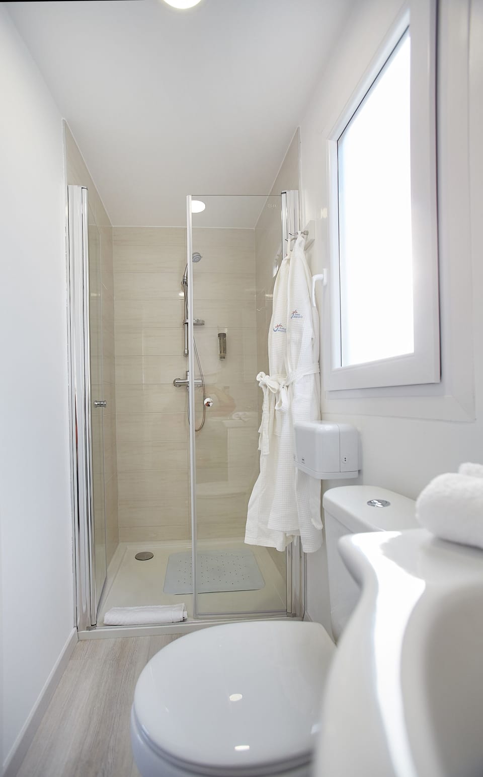 Exclusive Mobile Home, 2 Bedrooms | Bathroom | Shower, free toiletries, hair dryer, towels