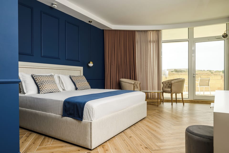 Standard Suite | In-room safe, desk, laptop workspace, blackout drapes