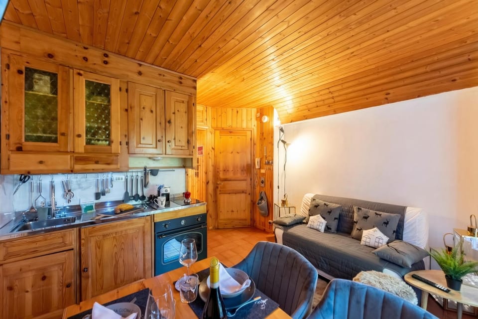 Honeymoon Apartment, Multiple Bedrooms (Chaberton Romantic Retreat Ski In Ski) | Interior