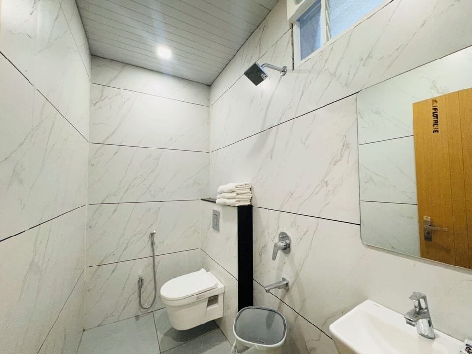 Executive Quadruple Room | Bathroom | Shower, bathrobes, towels