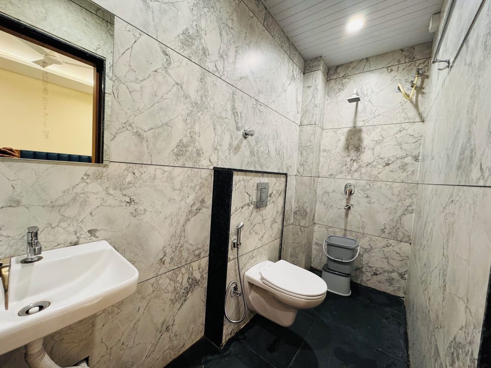 Deluxe Double Room | Bathroom | Shower, bathrobes, towels