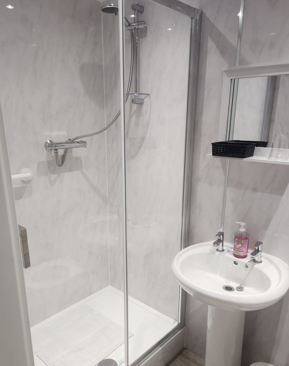 Standard Double or Twin Room | Bathroom | Towels, toilet paper