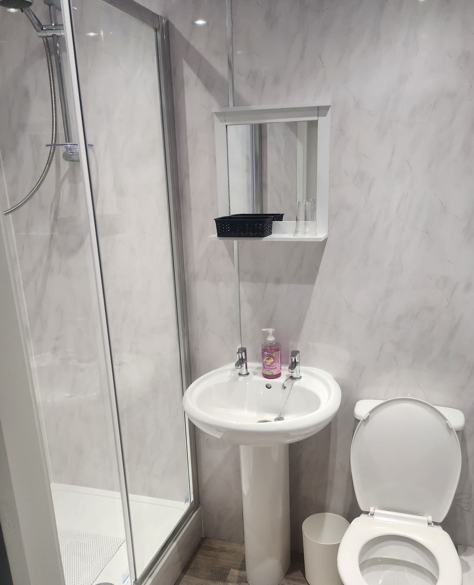 Standard Double or Twin Room | Bathroom | Towels, toilet paper