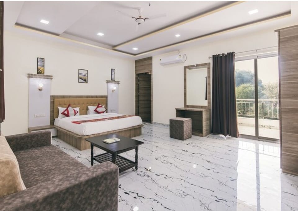 Mountain View Premier Room With Private Balcony | Premium bedding, minibar, desk, rollaway beds