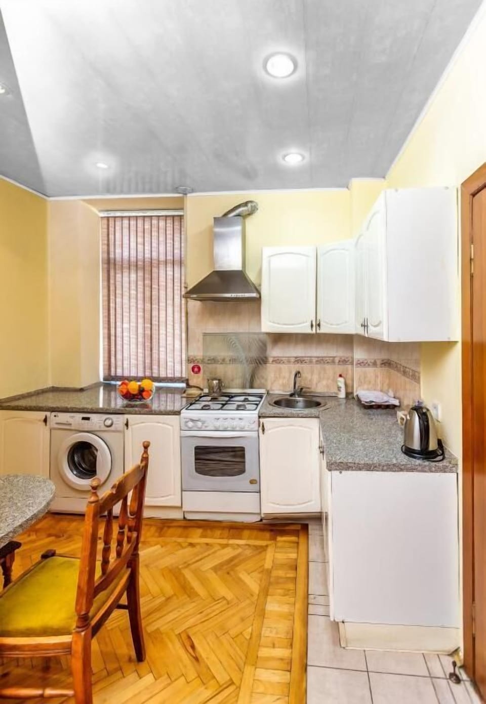 Full-size fridge, microwave, oven, dishwasher