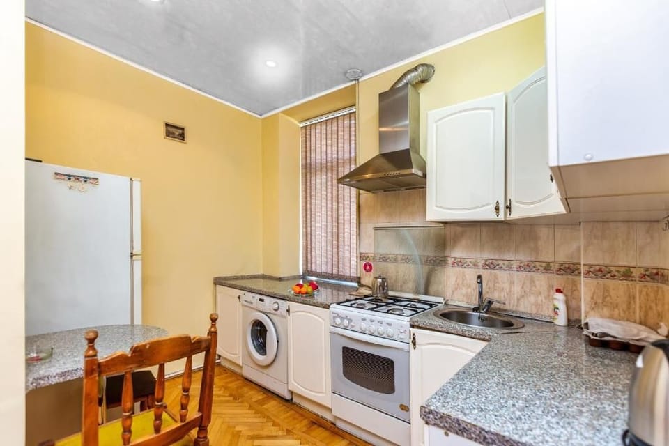 Full-size fridge, microwave, oven, dishwasher