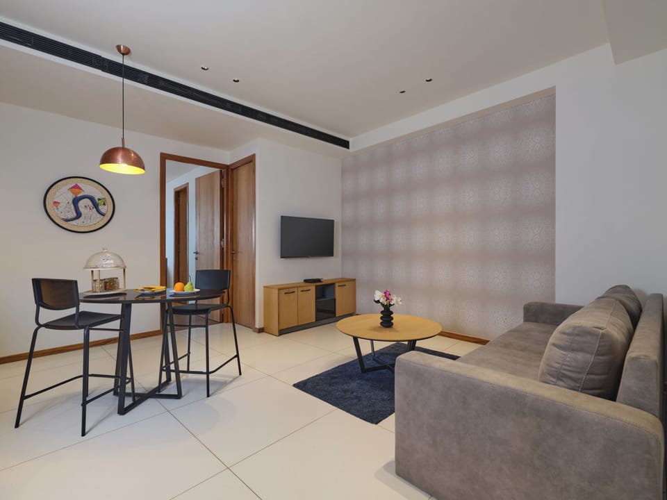 One Bedroom Suite King | Living area | 42-inch LCD TV with cable channels, books