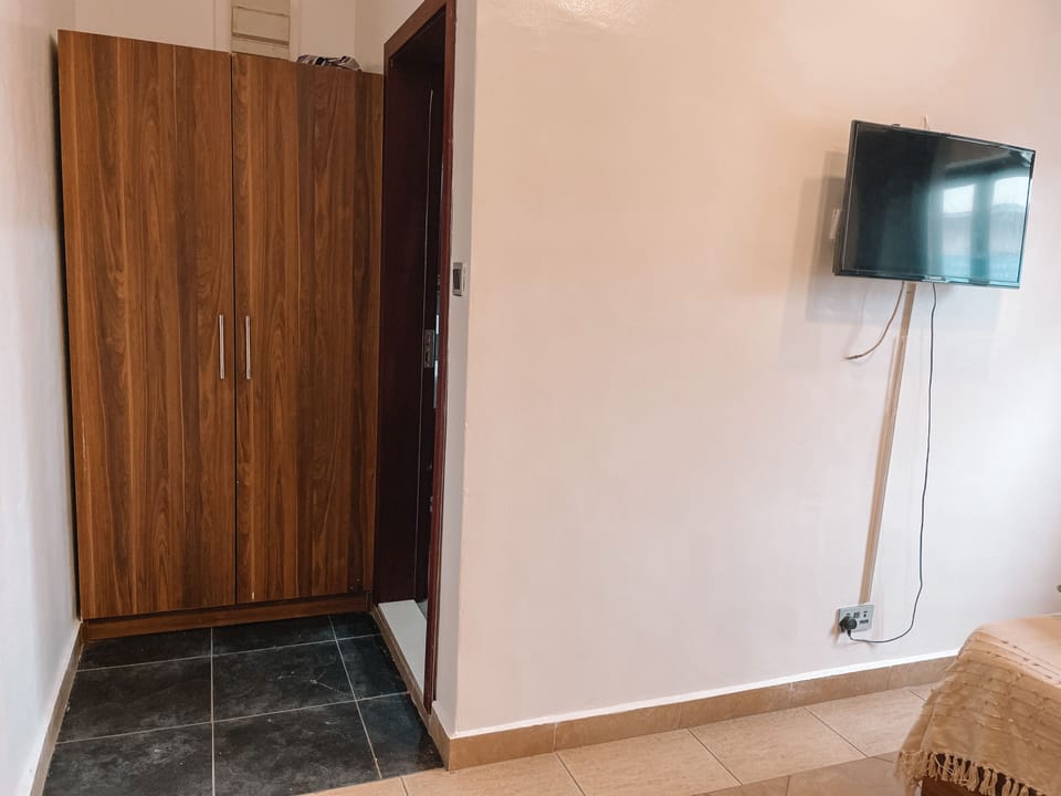 Comfort Room | Desk, iron/ironing board (on request), WiFi (free)
