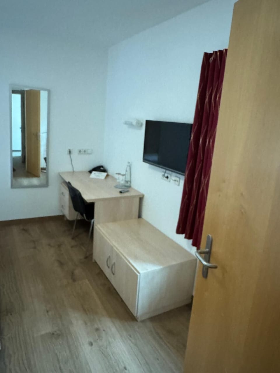 Desk, WiFi (free)