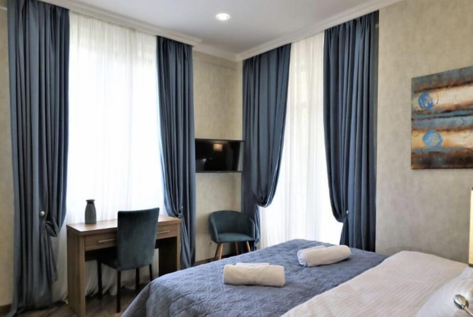 Deluxe Double Room | Soundproofing, iron/ironing board, free WiFi