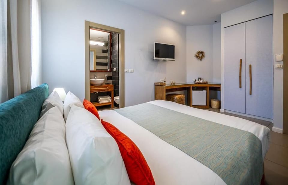 Superior Double or Twin Room | Minibar, in-room safe, desk, soundproofing