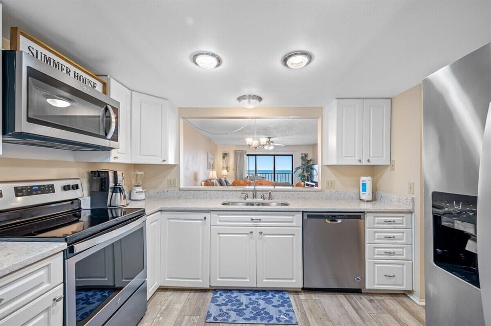 Fully equipped kitchen with stainless steel appliances and a Gulf-view!