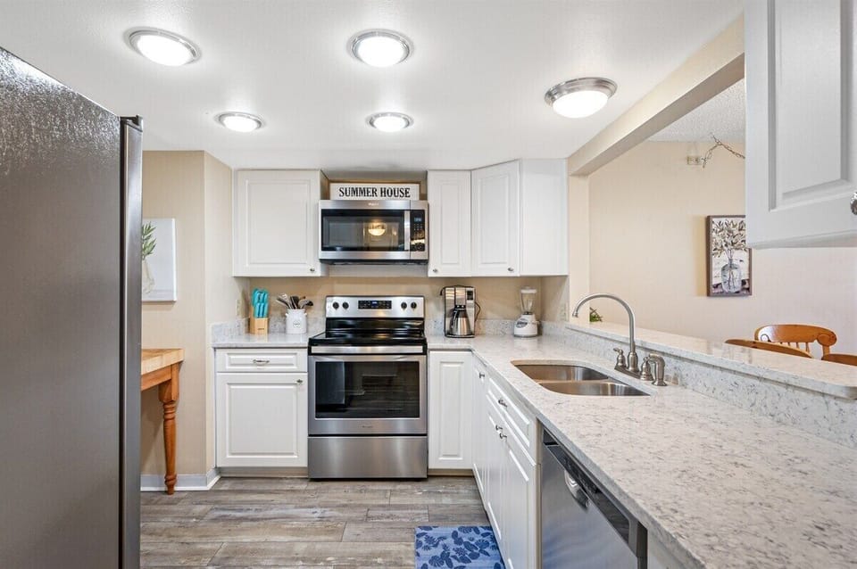 Spacious kitchen with plenty of counterspace!