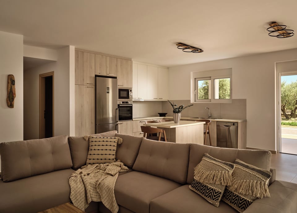 Fully equipped kitchen and high-quality appliances for your needs.
