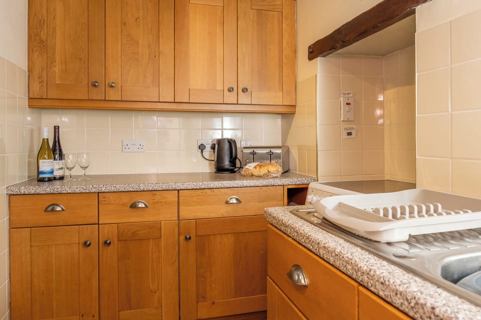Cottage | Private kitchen | Fridge, electric kettle, toaster, cookware/dishes/utensils