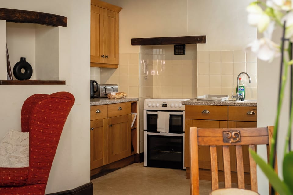 Cottage | Private kitchen | Fridge, electric kettle, toaster, cookware/dishes/utensils