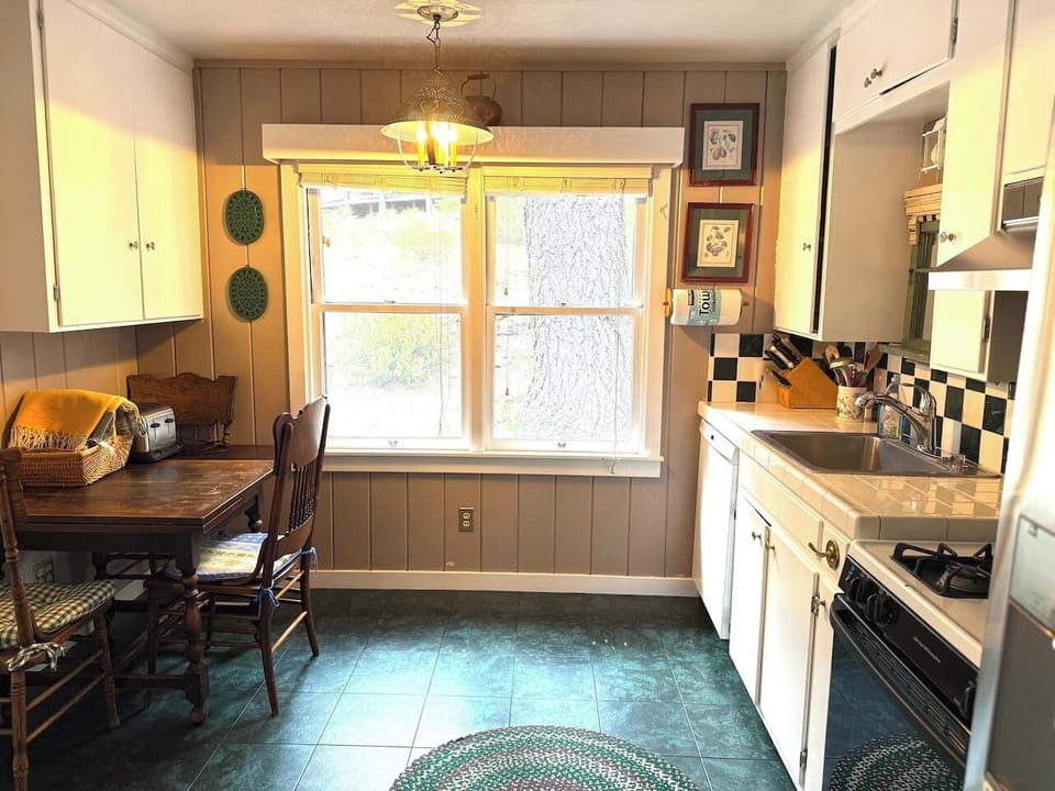 Cook, sip, snack, repeat—this kitchen does it all.