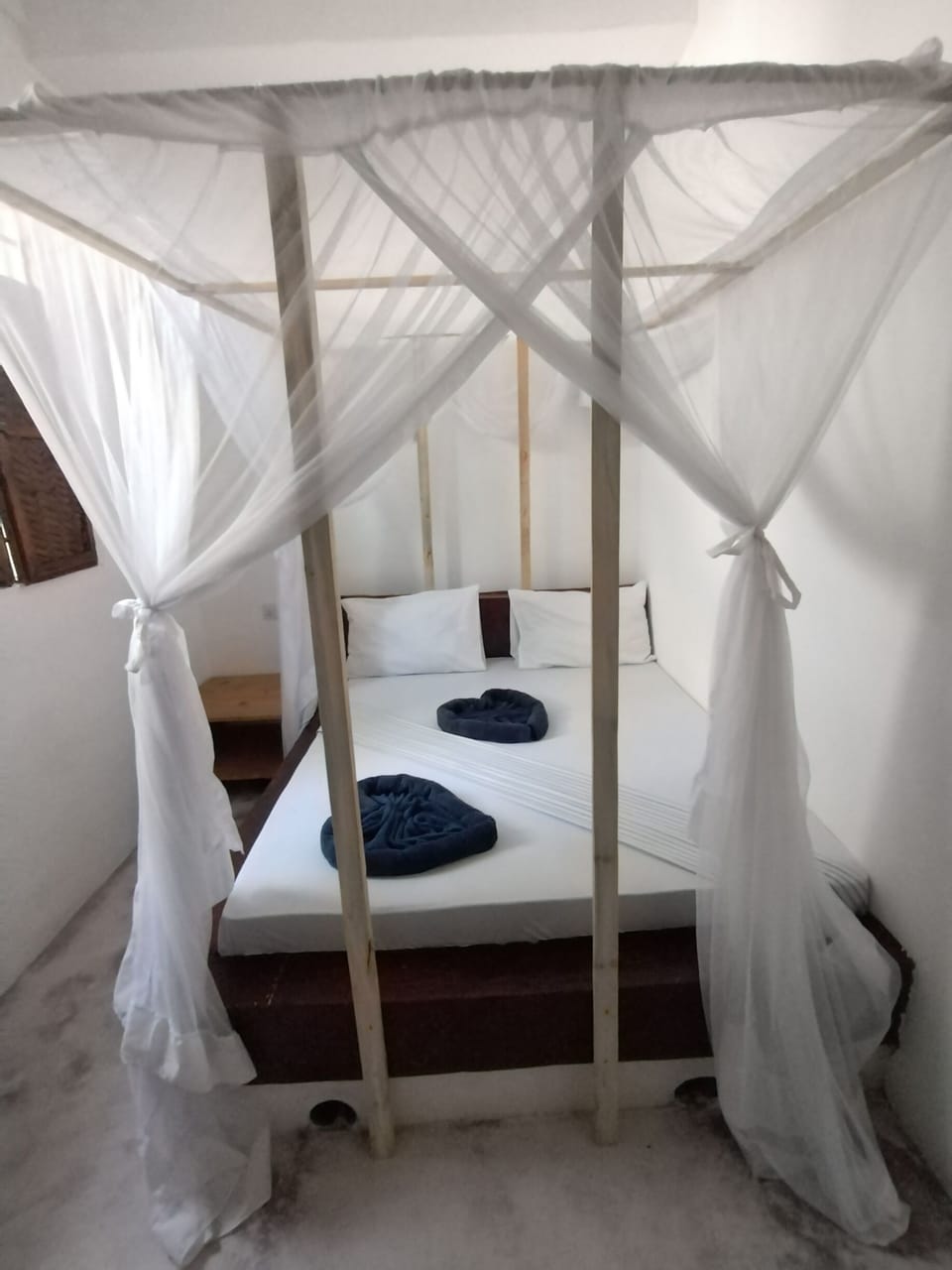 Traditional Apartment, 3 Bedrooms, Kitchen | Individually furnished, bed sheets